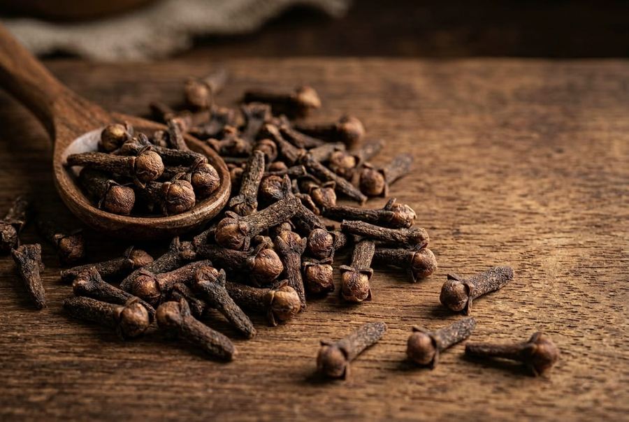 Premium whole cloves close-up